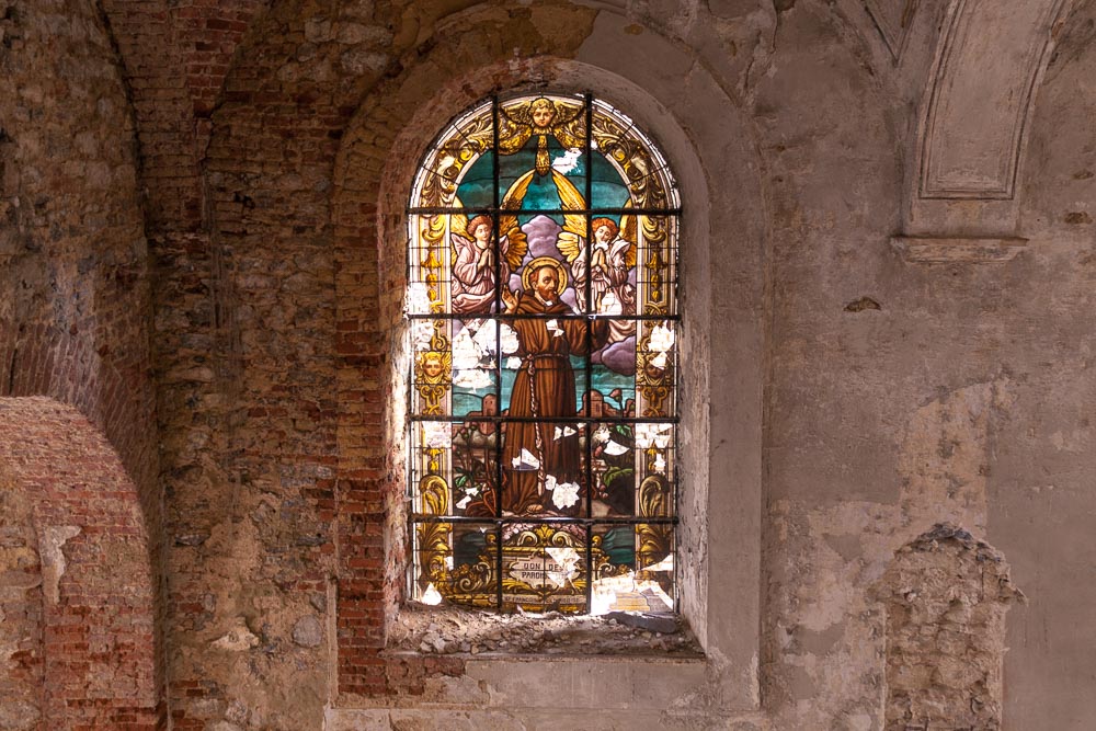 brandglas in église SV, een leegstaande
            verlaten kerk en bekende urbex locatie